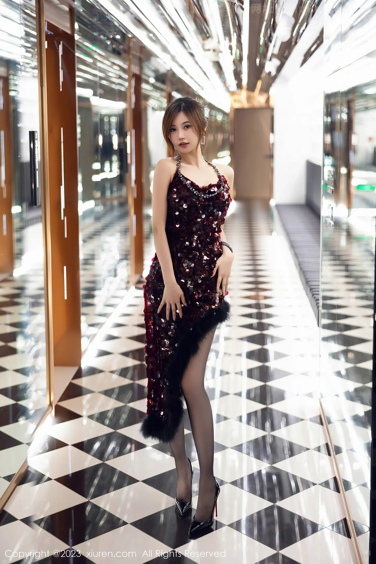 图片[4]-[XiuRen秀人网]VOL.7679 女神绮里嘉ula性感红色长裙露薄透情趣黑丝连体衣极致诱惑写真98P-秀人网官方网站